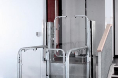 Mindervalidenlift met glas naast een trap