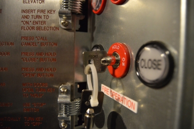 Close up van liftsleutels in onderhoudskast van een lift