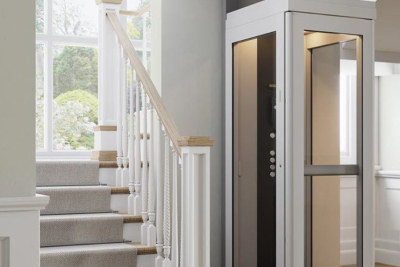 Afbeelding van een metallic huislift met glazen deur in een woning die op de begane grond staat