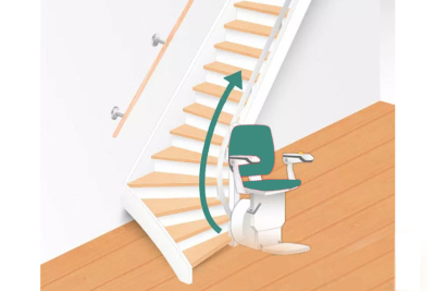 Afbeelding van een stair up curve traplift in de kleur wit en groen onderaan een trap met 1 bocht