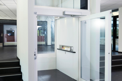 Een platform rolstoel lift wit die met de deur open staat